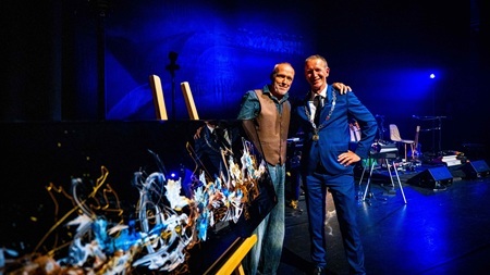 Foto Gemeente Alphen aan den Rijn schenkt schilderij aan Stef Bos 2 (002)