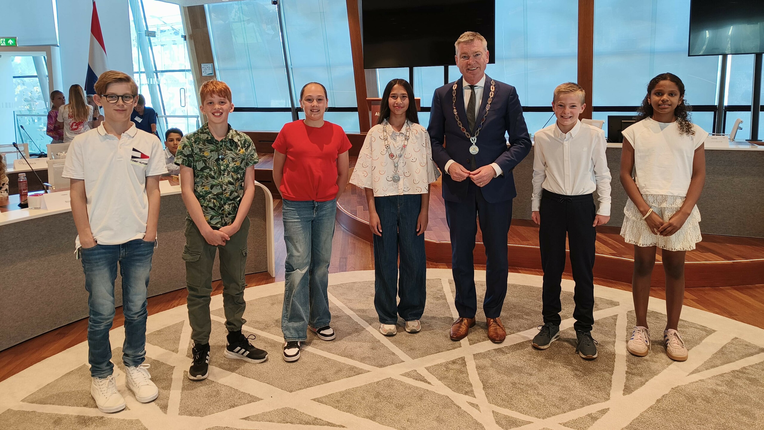 Burgemeester met nieuwe kinderburgemeester en kinderwethouders aangepast